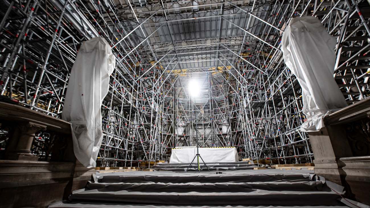 Notre Dame de Paris incendios en abril del 2019 y las obras actuales de construcción.