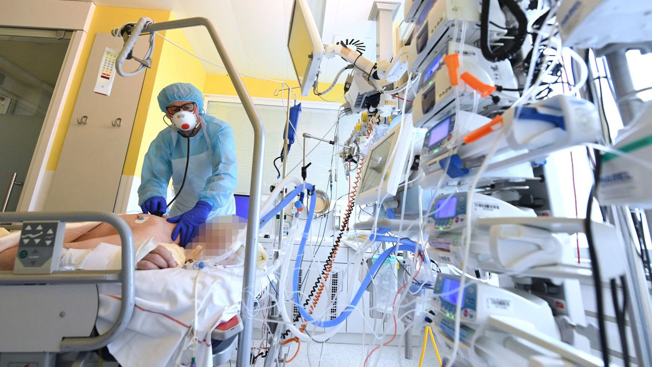 Un trabajador de la salud atiende a un paciente con Covid-19 en la unidad de cuidados intensivos del hospital universitario de Tulln, Austria. | Foto:Helmut Fohringer / APA / AFP