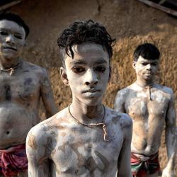 Devotos hindúes con sus cuerpos pintados según las prácticas tradicionales, celebran el Festival anual de Gajan. Gajan es un festival hindú que se celebra principalmente en la parte rural de Bengala Occidental. | Foto:Avishek Das / SOPA Imágenes a través de ZUMA Wire / DPA