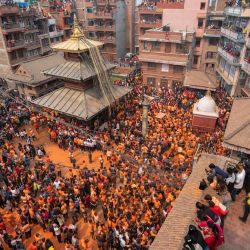Nepal, Bhaktapur: Polvo bermellón cubre la escena durante la celebración del festival de polvo bermellón 'Sindoor Jatra'. | Foto:Prabin Ranabhat / DPA