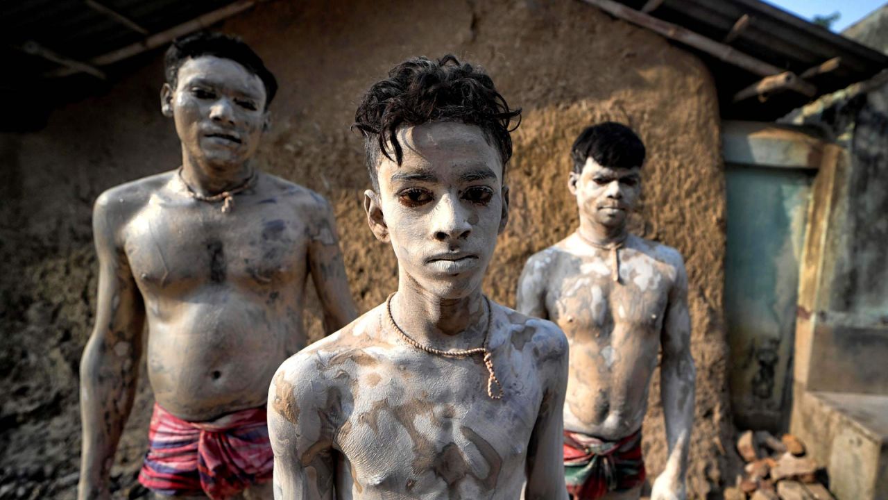 Devotos hindúes con sus cuerpos pintados según las prácticas tradicionales, celebran el Festival anual de Gajan. Gajan es un festival hindú que se celebra principalmente en la parte rural de Bengala Occidental. | Foto:Avishek Das / SOPA Imágenes a través de ZUMA Wire / DPA