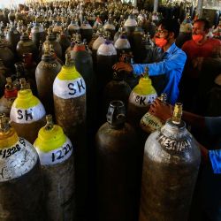 Los trabajadores se preparan para llenar cilindros de oxígeno médico para uso hospitalario en pacientes con coronavirus Covid-19 en las afueras de Jabalpur. | Foto:Uma Shankar Mishra / AFP