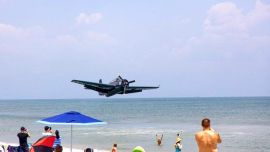 La aeronave descendió de forma muy controlada hasta tocar el agua.