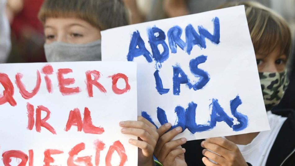 clases presenciales protesta olivos 20210419