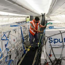 Vista general de la entrega de la vacuna Corona Sputnik V en un avión de Aerolíneas Argentinas donde se espera que lleguen a la capital argentina 800.000 dosis de la vacuna rusa. | Foto:Télam / DPA