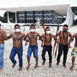 Indígenas brasileños de diversas etnias protestan contra la propuesta del gobierno federal de legalizar la minería en tierras indígenas, frente a la Corte Suprema en Brasilia. | Foto:Evaristo Sa / AFP