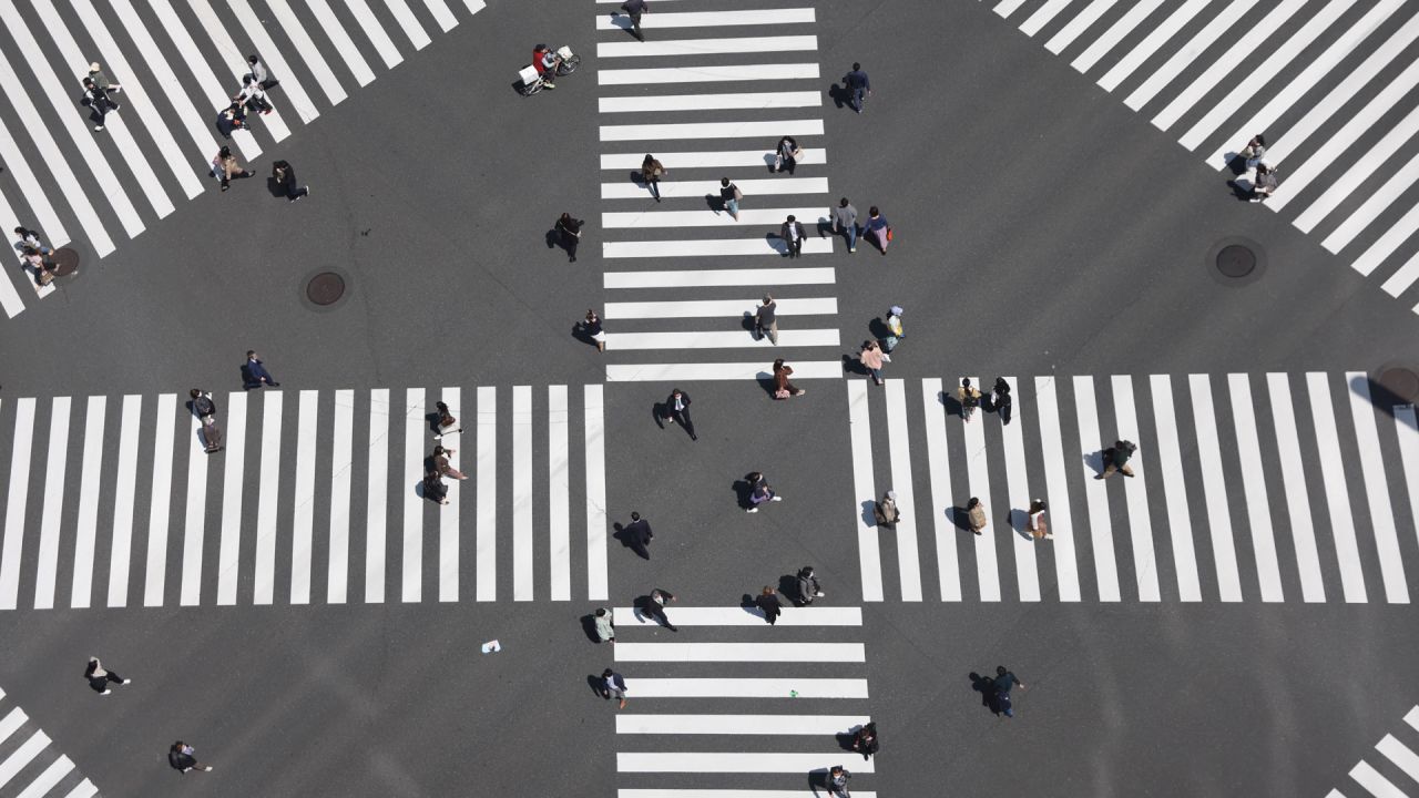 Japón, Tokio: vista aérea de un cruce en la avenida Harumi-Dori dentro del popular distrito comercial de Ginza. El gobierno de Tokio considera convocar un tercer estado de emergencia a medida que aumentan nuevamente los casos de COVID-19. | Foto:Stanislav Kogiku / SOPA Imágenes a través de ZUMA Wire / DPA