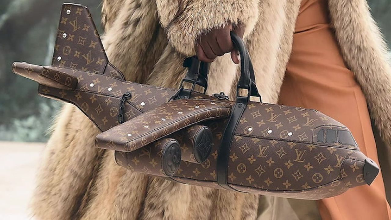 De un avión a un dado: Estas 4 alocadas de Louis Vuitton en bolsos Marie Claire