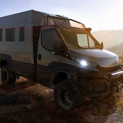 Este camper de estética robusta está montado Iveco Daily en su configuración de chasis-cabina. 