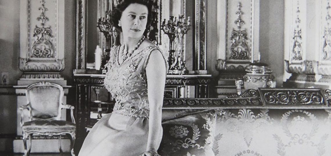 Homenajeamos a la Reina Isabel II en sus 95 años con estos icónicos vestidos 