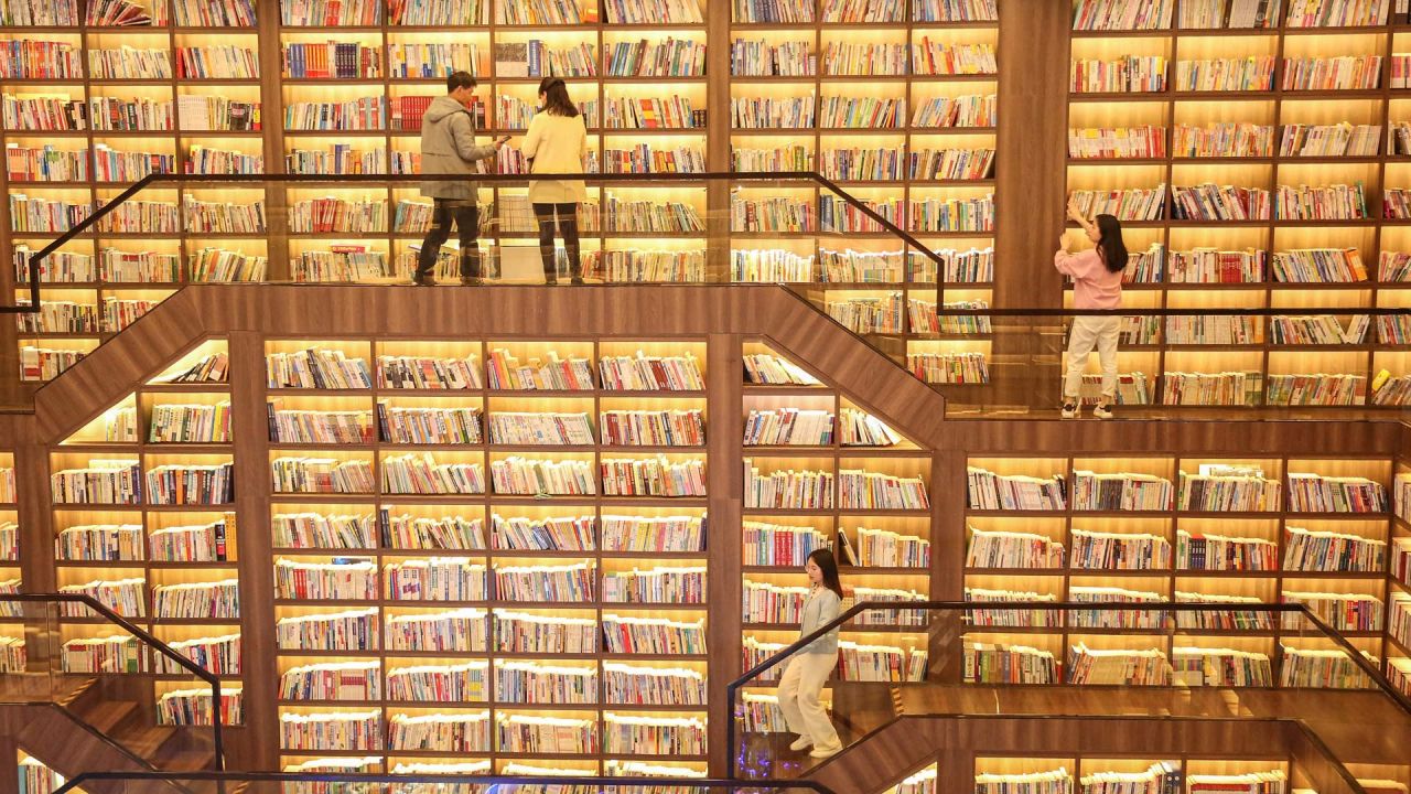 Esta foto muestra a personas mirando libros en una biblioteca en Shaoyang, en la provincia central china de Hunan. | Foto:STR / AFP