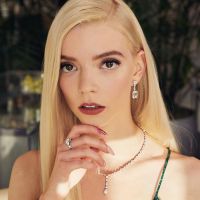 Anya Taylor-Joy y el palo santo: el objeto espiritual del cual no se puede desprender