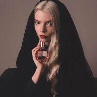 Anya Taylor-Joy y el palo santo: el objeto espiritual del cual no se puede desprender