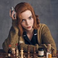 Anya Taylor-Joy y el palo santo: el objeto espiritual del cual no se puede desprender