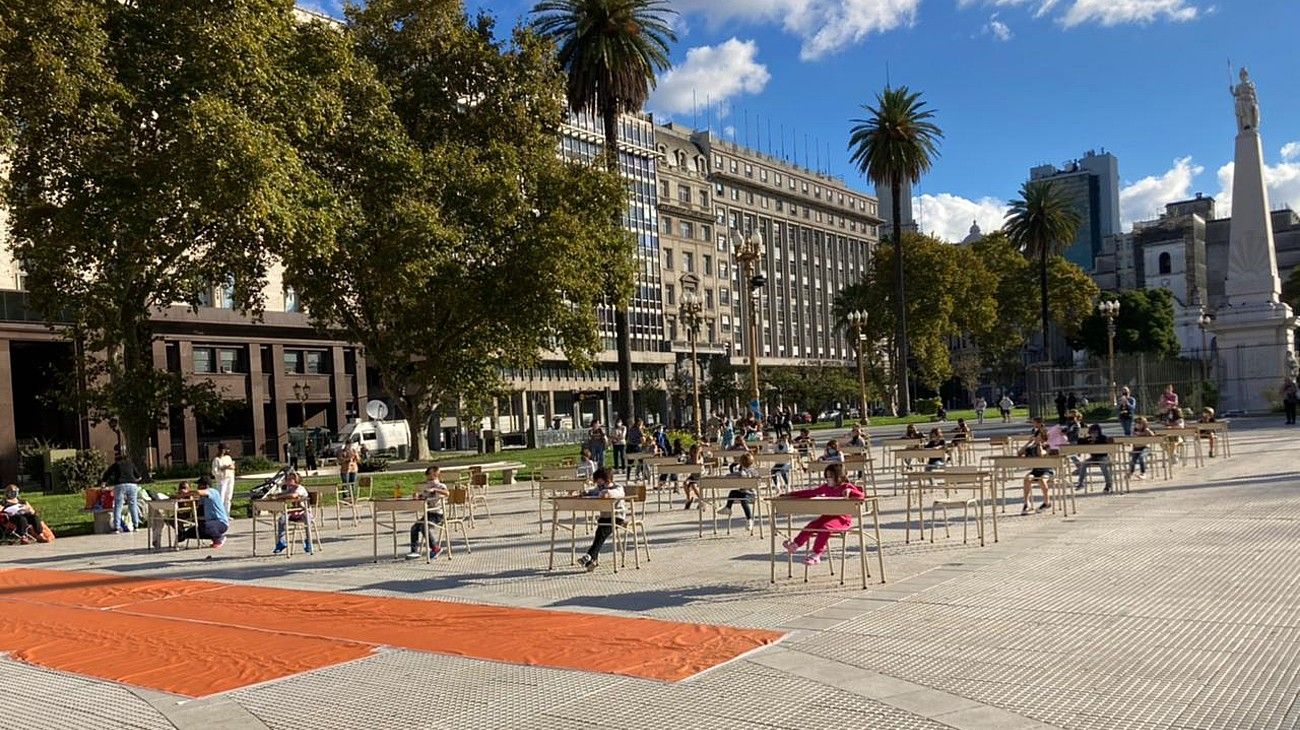 Reclamo por las clases presenciales en Plaza de Mayo.