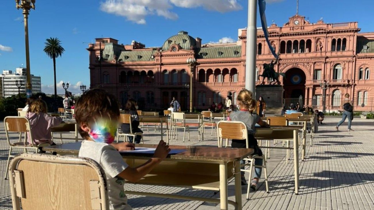 Reclamo por las clases presenciales en Plaza de Mayo.