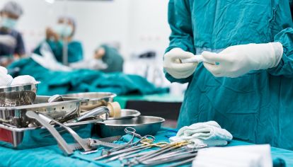 CAMAS CRÍTICAS. Se reprogramarán todas las cirugías que no sean urgentes para descomprimir al sector privado, con alta ocupación.