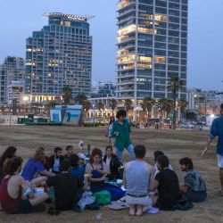 La gente se relaja en la playa de la ciudad costera israelí de Tel Aviv, después de que las autoridades anunciaran que ya no se necesitaban máscaras faciales para prevenir el COVID-19 en el exterior. | Foto:AFP