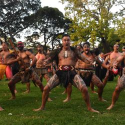 Los maoríes de Nueva Zelanda realizan un haka en un servicio del Día de Anzac en Redfern Oval en Sydney. La gente de las Primeras Naciones de Australia y los maoríes de Nueva Zelanda realizaron juntos un Haka. | Foto:AAP / Mick Tsikas / DPA