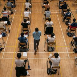 Los estudiantes de secundaria se presentan a los exámenes del diploma de educación secundaria (DSE) en Hong Kong, luego de que se les controle la temperatura y se respeten las medidas de distanciamiento social para evitar la propagación del COVID-19. | Foto:Anthony Kwan / POOL / AFP