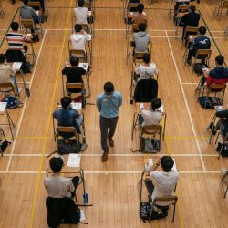 Los estudiantes de secundaria se presentan a los exámenes del diploma de educación secundaria (DSE) en Hong Kong, luego de que se les controle la temperatura y se respeten las medidas de distanciamiento social para evitar la propagación del COVID-19. | Foto:Anthony Kwan / POOL / AFP