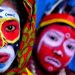 India, Bardhaman: los niños pequeños posan con la cara pintada como parte del arte de su acto de suplantación sobre el tema de las diferentes culturas tribales. Los artistas imitadores pueden metamorfosearse fácilmente en diferentes personajes de mitos tradicionales y tribales durante una actuación de pintura facial, que es la principal fuente de ingresos para su familia. | Foto:Avishek Das / SOPA Imágenes a través de ZUMA Wire / DPA