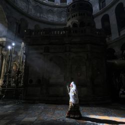 Un adorador cristiano ortodoxo etíope camina alrededor del Edículo, el lugar donde se cree que fue enterrado Jesucristo, durante las celebraciones del Domingo de Ramos en la Iglesia del Santo Sepulcro en Jerusalén. | Foto:Emmanuel Dunand / AFP