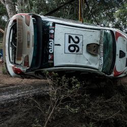 En la foto se ve a Hussein Malik de Kenia mientras su auto es rescatado de una zanja durante el Campeonato Africano de Rallyes (AIC) Equator Rally Kenia en Soysambu Conservancy en Nakuru, antes de albergar el Campeonato Mundial de Rallyes (WRC) programado en junio como Safari Rally después de 19 años de suspensión. | Foto:Yasuyoshi Chiba / AFP