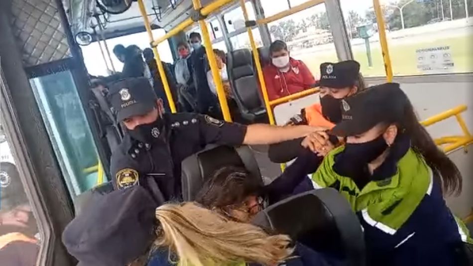 Bajan a una mujer del colectivo a la fuerza porque no tenía permiso para viajar 20210426
