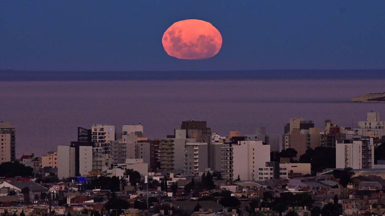 Puerto Madryn: La primer Superluna Rosa del año se puede observar esta noche y mañana martes por la madrugada