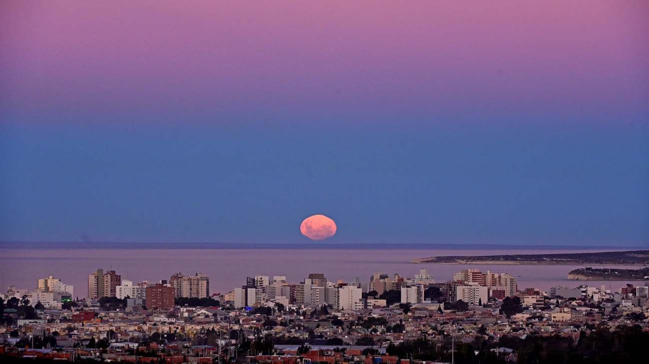 Puerto Madryn: La primer Superluna Rosa del año se puede observar esta noche y mañana martes por la madrugada