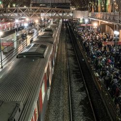 La gente se agolpa en una plataforma en la estación de Luz, en medio del brote de coronavirus (COVID-19). | Foto:Leco Viana / TheNEWS2 a través de ZUMA Wire / DPA