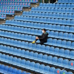 Una persona sigue un partido junto a lugares vacíos para espectadores en el estadio de tenis de la cancha central del ATP Tennis BMW Open en Múnich, sur de Alemania. | Foto:Christof Stache / AFP