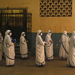 Las monjas de las Misioneras de la Caridad hacen cola para emitir su voto durante la fase final de las elecciones de la asamblea legislativa estatal de Bengala Occidental en Calcuta. | Foto:AFP