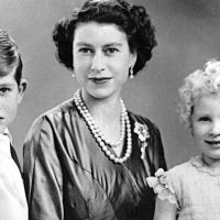 ISABEL II CELEBRO LOS 95 CON LUTO, SOLA Y MUY TRISTE