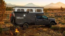 La planta alta también incluye luces de lectura ambientales y módulos para guardar ropa y equipaje.