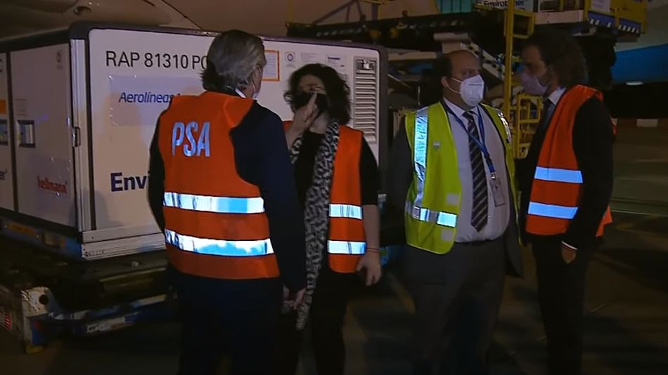 Alberto Fernández, Vizzotti, Ceriani y Cafiero, recibieron en Ezeiza las dosis de vacunas chinas.