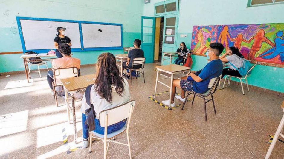 chicos en clases 20210429