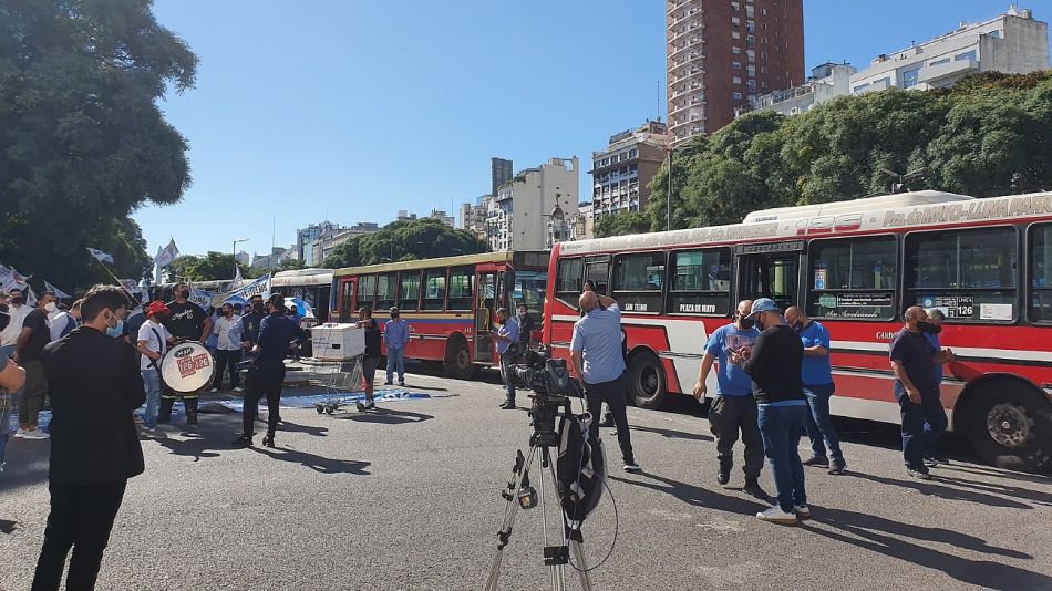 Los colectivos en la 9 de Julio, en la protesta para reclamar vacunas como trabajadores esenciales.