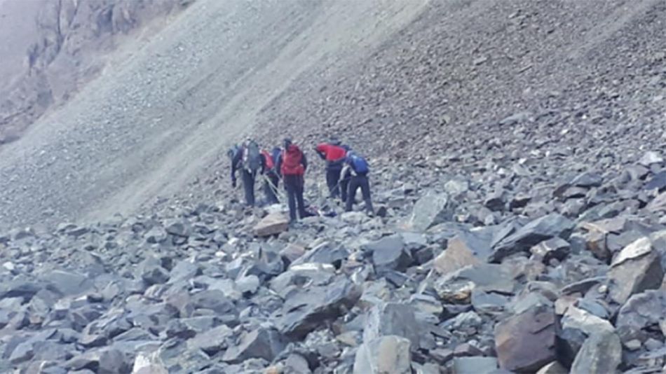 Rescatan los cuerpos en el cerro El Plata 20210429