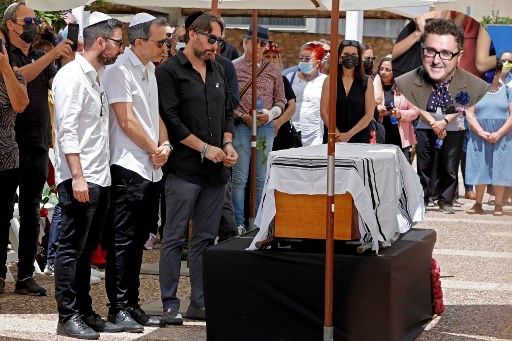 El famoso diseñador Alber Elbaz tenía 59 años y murió de Covid en París. Y su funeral fue en Israel, donde están enterrados su madre y su padre. 