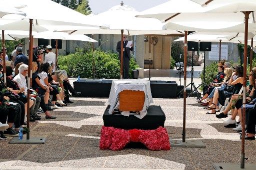 El famoso diseñador Alber Elbaz tenía 59 años y murió de Covid en París. Y su funeral fue en Israel, donde están enterrados su madre y su padre. 