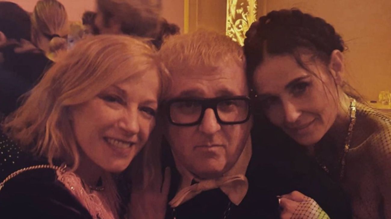 El famoso diseñador Alber Elbaz tenía 59 años y murió de Covid en París. En la foto con Demi Moore y Cindy Sherman.