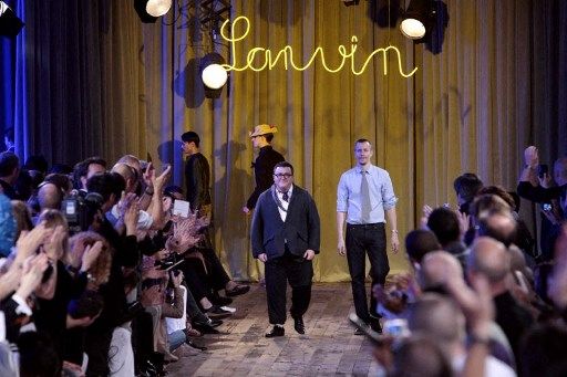 El famoso diseñador Alber Elbaz tenía 59 años y murió de Covid en París. Y su funeral fue en Israel, donde están enterrados su madre y su padre. 