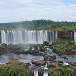 Las Cataratas del Iguazú adquieren tonalidades doradas y rojizas durante el otoño y la convierten en el momento ideal para visitar la ciudad.