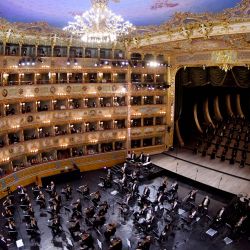 Esta fotografía tomada con un efecto de ojo de pez muestra a músicos y coros del teatro de la Ópera Fenice interpretando la “Verdi e la Fenice” para marcar la reapertura del teatro de la Ópera Fenice en Venecia. | Foto:Andrea Pattaro / AFP