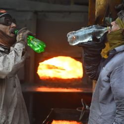 Los trabajadores beben agua durante un freno en una acería en Lahore. | Foto:Arif Ali / AFP