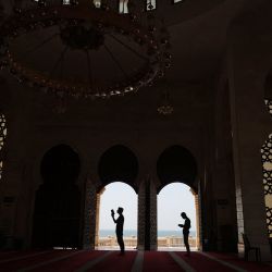 Los fieles musulmanes rezan en la mezquita Al-Khaledi de la ciudad de Gaza, el tercer viernes del mes sagrado del Ramadán, que los musulmanes creen que es el mes en que el libro sagrado fue revelado por primera vez al profeta Mahoma. | Foto:Mohammed Abed / AFP