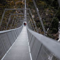 La gente cruza por primera vez el puente 516 Arouca, el puente colgante peatonal más largo del mundo con una longitud de 516 metros y una altura de 175 metros, en Arouca, en el norte de Portugal. | Foto:Carlos Costa / AFP
