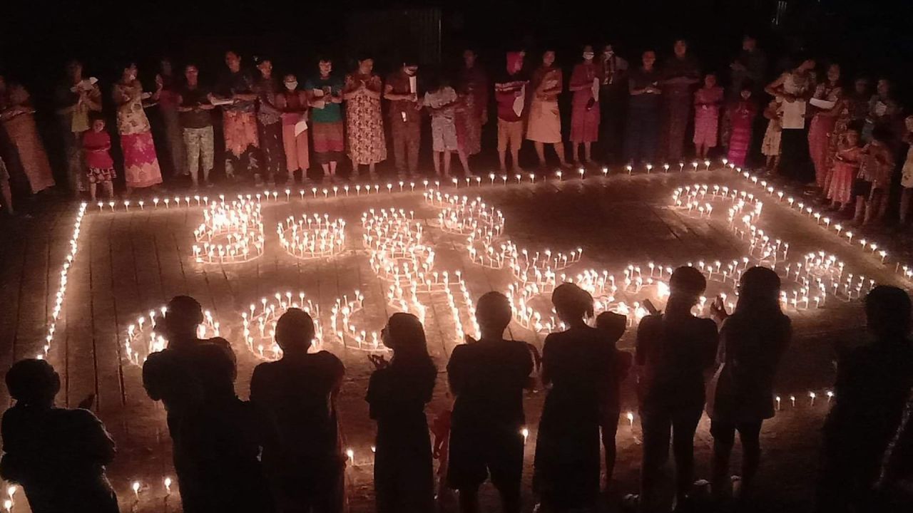 Esta fotografía de Kachin Waves entregada a la AFP muestra a personas que participan en una protesta a la luz de las velas durante una manifestación contra el golpe militar en el municipio de Hpakant en el estado de Kachin, en el norte de Myanmar. | Foto:Handout / Kachin Waves / AFP